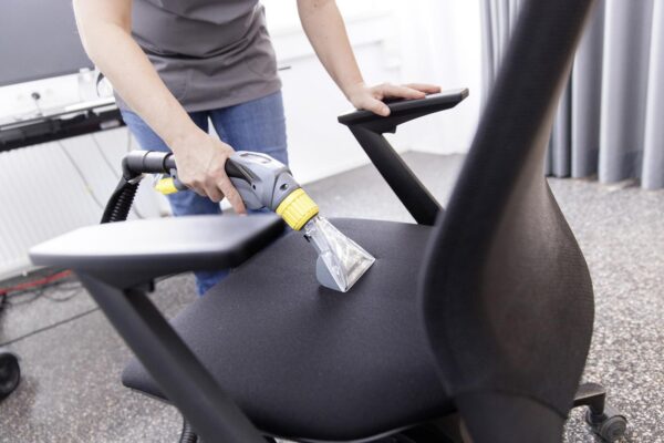 Puzzi-8-1-desk-chair-app-01-CI20-Web-(max-1600px-width)