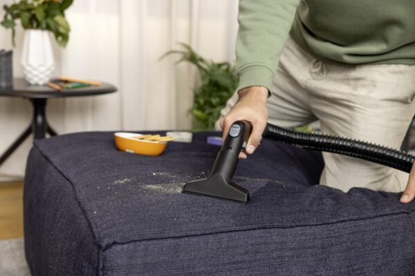 SE-4-hand-nozzle-couch-app-03-CI20-300-dpi