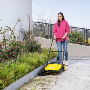 Širinu koju uređaj pokrije u jednom naletu. Za velike površine, preporučuju se modeli sa maksimalnom širinom da bi se uštedelo vreme metenja.